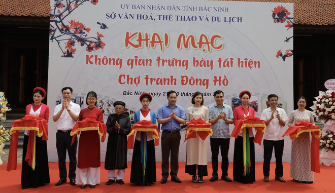 Các đại biểu cắt băng khai mạc Không gian trưng bày tái hiện Chợ tranh Đông Hồ. (Ảnh: Đỗ Huyền/TTXVN) TTXVN_2104tranhdongho2.jpg