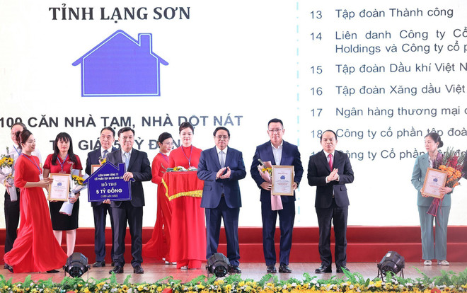 Thủ tướng Phạm Minh Chính và Bí thư Tỉnh ủy Lạng Sơn Nguyễn Quốc Đoàn trao chứng nhận cho các nhà tài trợ chương trình xoá nhà tạm, nhà dột nát trên địa bàn tỉnh Lạng Sơn. (Ảnh: Dương Giang/TTXVN) TTXVN_2104Thutuong26.jpg