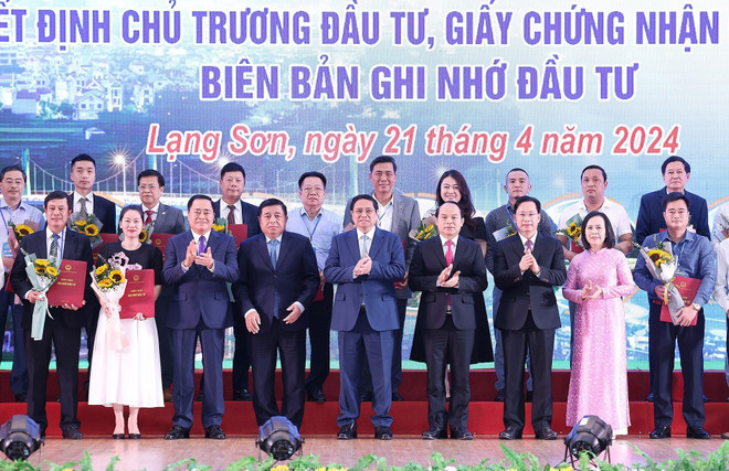 Thủ tướng Phạm Minh Chính với các doanh nghiệp nhận chủ trương, chứng nhận đăng ký đầu tư vào tỉnh Lạng Sơn. (Ảnh: Dương Giang/TTXVN) TTXVN_2104Thutuong25.jpg