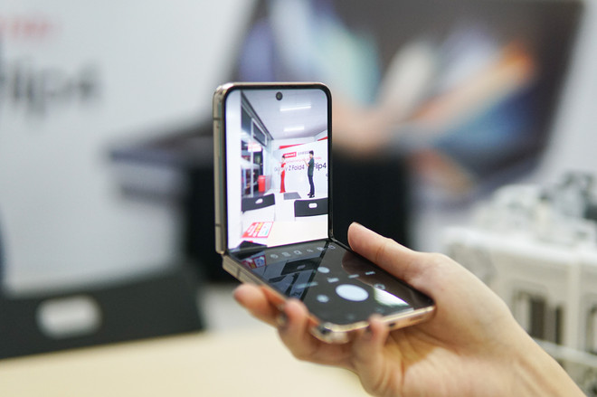 Hàng loạt mẫu smartphone cao cấp giảm giá sâu kích cầu dịp cuối năm ảnh 1