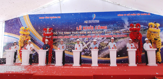 Nhấn nút khởi công khu đô thị sinh thái biển AE Resort Cửa Tùng. (Ảnh: Thanh Thủy/TTXVN) 1.700 tỷ đồng xây khu đô thị sinh thái biển AE resort Cửa Tùng ảnh 1