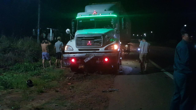 Hiện trường vụ tai nạn. (Ảnh: Đậu Tất Thành/TTXVN) Bình Phước: Xe container tông trực diện xe máy, 2 người thương vong ảnh 1