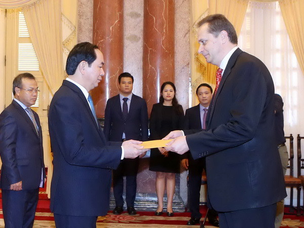 Chủ tịch nước Trần Đại Quang tiếp các Đại sứ trình Quốc thư ảnh 1