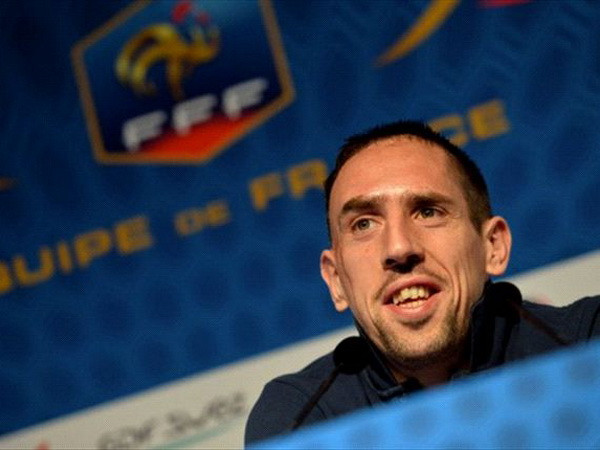 Tin chiều 15/11: Doanh thu M.U khủng, Real nhắm van Persie ảnh 2