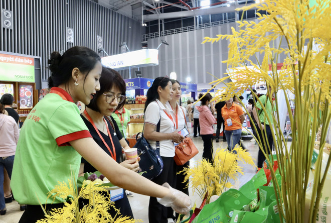 Doanh nghiệp giới thiệu sản phẩm tới khách tham quan tại HCMC Foodex 2024. (Ảnh: Xuân Anh/TTXVN) TTXVN_1505luongthuc2.jpg