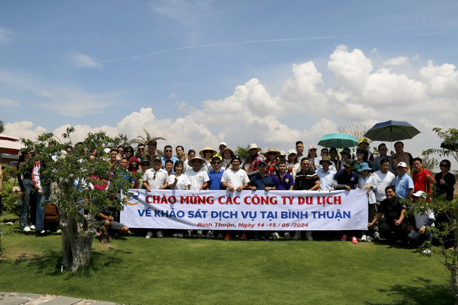 Đoàn Famtrip khảo sát sản phẩm du lịch tại khu du lịch Bàu Trắng Garden, huyện Bắc Bình. (Ảnh: Nguyễn Thanh/ TTXVN) TTXVN_1505dulichBinhthuan2.jpg