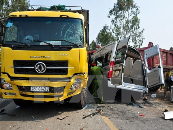 Cần Thơ: Ôtô 7 chỗ phóng nhanh đâm thẳng vào đuôi xe tải ảnh 1