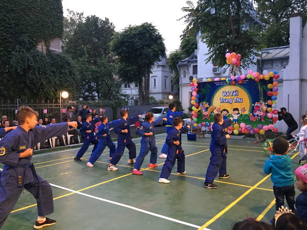 Tết Trung Thu ấm áp của các cháu thiếu nhi Việt Nam tại Romania ảnh 2