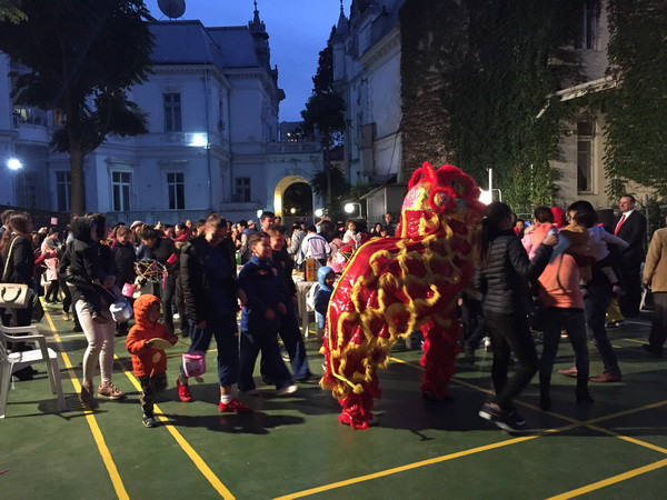 Tết Trung Thu ấm áp của các cháu thiếu nhi Việt Nam tại Romania ảnh 1