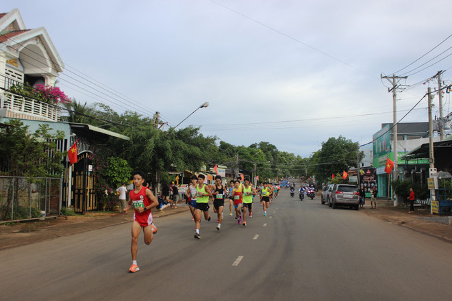 Gần 900 vận động viên tham gia 'Chinh phục đỉnh cao Bà Rá' ảnh 2