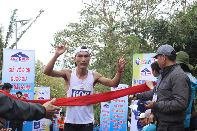 Gần 900 vận động viên tham gia 'Chinh phục đỉnh cao Bà Rá' ảnh 1