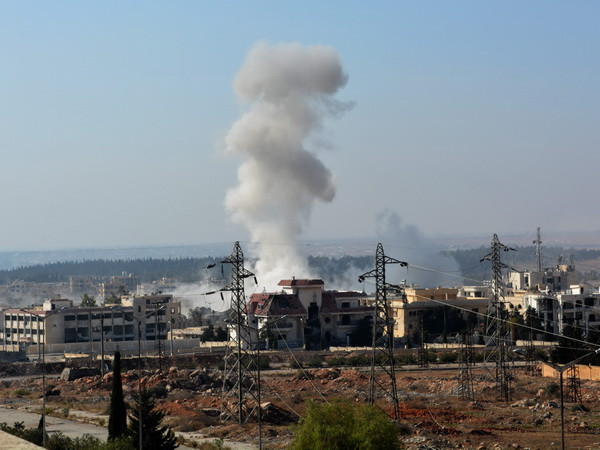 Khói bốc lên sau các vụ không kích của quân đội Syria và đồng minh ở phía tây thành phố Aleppo ngày 11/11. (Nguồn: EPA/TTXVN) Các máy bay chiến đấu Nga tiêu diệt hàng chục phiến quân tại Syria ảnh 1