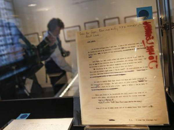 Đấu giá bút tích của ca sỹ John Lennon thu gần 3 triệu USD ảnh 3