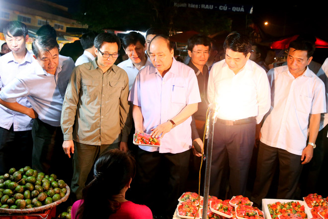 Thủ tướng "vi hành" kiểm tra vệ sinh thực phẩm tại chợ Long Biên ảnh 5