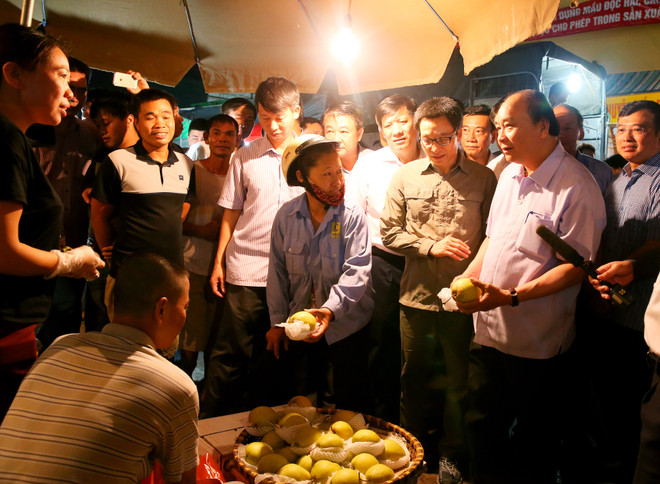 Thủ tướng "vi hành" kiểm tra vệ sinh thực phẩm tại chợ Long Biên ảnh 1