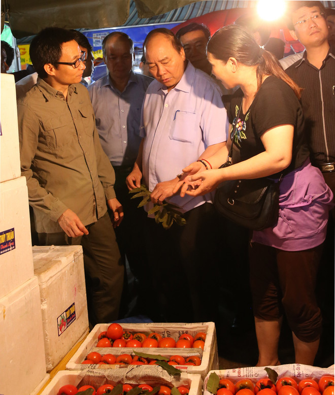 Thủ tướng "vi hành" kiểm tra vệ sinh thực phẩm tại chợ Long Biên ảnh 2