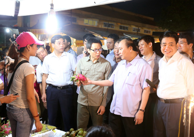 Thủ tướng "vi hành" kiểm tra vệ sinh thực phẩm tại chợ Long Biên ảnh 4
