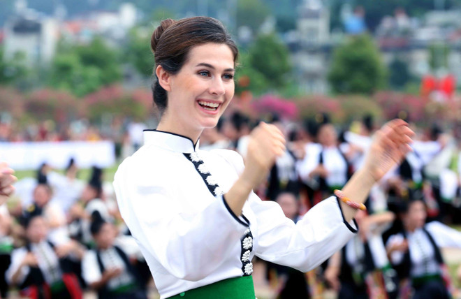 Thí sinh Cuộc thi Hoa hậu Du lịch Thế giới năm 2022 tham gia trình diễn, trải nghiệm Nghệ thuật Xòe Thái. (Ảnh: Quang Quyết/TTXVN) Các thí sinh Hoa hậu Du lịch thế giới trải nghiệm Nghệ thuật Xòe Thái ảnh 1