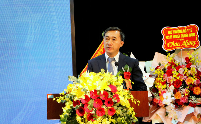 Giáo sư, Tiến sỹ Trần Văn Thuấn, Thứ trưởng Bộ Y tế chúc mừng và giao nhiệm vụ cho Viện Y học Biển Việt Nam thời gian tới. (Ảnh: Minh Thu/TTXVN) Phát huy vị trí tuyến đầu chăm sóc sức khỏe nhân dân vùng biển đảo ảnh 3