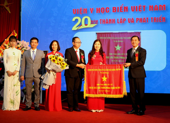 Viện Y học Biển Việt Nam nhận Cờ thi đua xuất sắc của Chính phủ. (Ảnh: Minh Thu/TTXVN) Phát huy vị trí tuyến đầu chăm sóc sức khỏe nhân dân vùng biển đảo ảnh 2