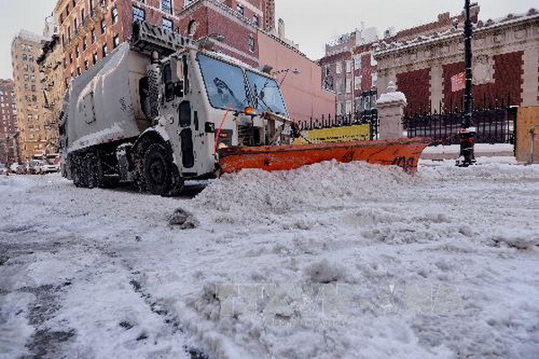 Bão lớn gây lũ lụt tại Anh, Mỹ lại "chìm" trong tuyết ảnh 1