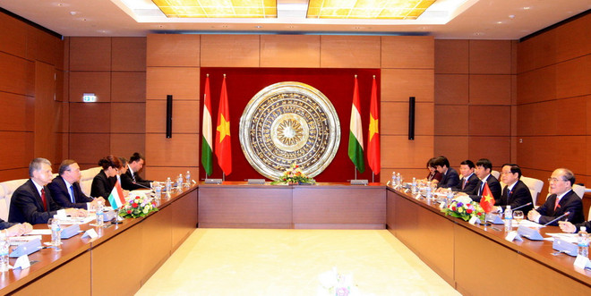 Chủ tịch Quốc hội đón, hội đàm với Chủ tịch Quốc hội Hungary ảnh 2