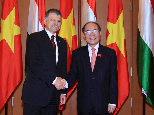 Chủ tịch Quốc hội đón, hội đàm với Chủ tịch Quốc hội Hungary ảnh 1