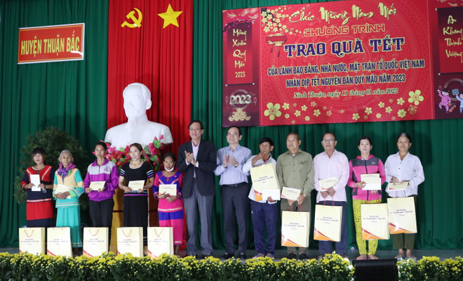 Phó Thủ tướng Trần Lưu Quang chúc Tết, tặng quà tại tỉnh Ninh Thuận ảnh 2