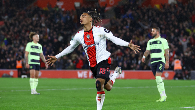 Sekou Mara ăn mừng sau khi ghi bàn vào lưới Man City. (Nguồn: Getty Images) Đội bét bảng Premier League loại Man City khỏi Cúp Liên đoàn Anh ảnh 1