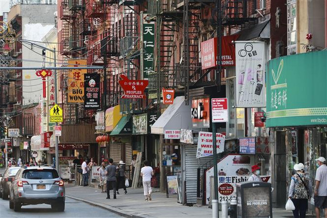 Cảnh nhộn nhịp tại một tuyến phố ở New York, Mỹ sau khi các cửa hàng kinh doanh được phép mở trở lại sau thời gian đóng cửa do dịch COVID-19, ngày 24/6/2020. (Ảnh: THX/TTXVN) Bắc Kinh dỡ bỏ một phần phong tỏa, số ca mắc ở Ấn Độ tăng kỷ lục ảnh 3