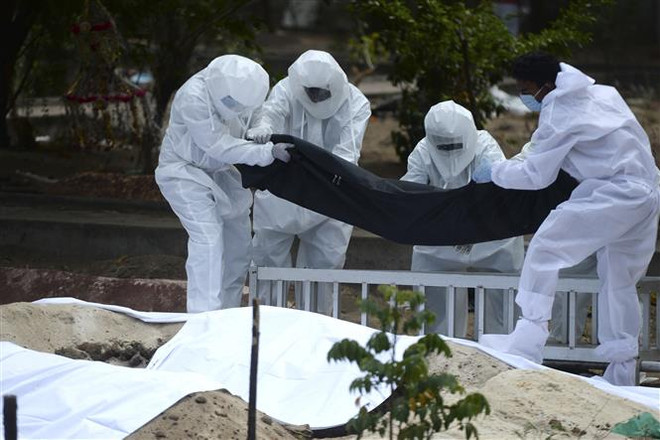 Chôn cất thi thể bệnh nhân mắc COVID-19 tại Chennai, Ấn Độ ngày 16/6/2020. (Ảnh: AFP/TTXVN) Bắc Kinh dỡ bỏ một phần phong tỏa, số ca mắc ở Ấn Độ tăng kỷ lục ảnh 2