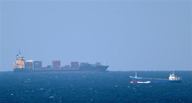 Tàu chở hàng hóa tiến về phía Eo biển Hormuz, ngoài khơi Khasab, Oman. (Ảnh: AFP/TTXVN) Iran khởi công dự án dẫn dầu quan trọng không đi qua Eo biển Hormuz ảnh 1