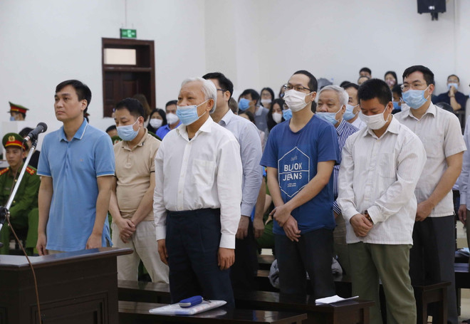 Các bị cáo nghe tòa tuyên án. (Ảnh: Doãn Tấn/TTXVN) Nguyên Chủ tịch Hội đồng quản trị GPBank bị phạt thêm 9 năm tù ảnh 1