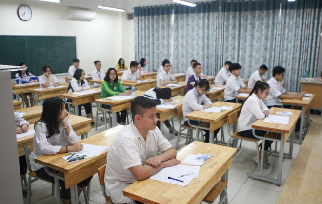 Thí sinh dự thi lớp 10 năm 2023. (Ảnh: Thanh Tùng/TTXVN) hoc sinh thi vao lop 10.jpg