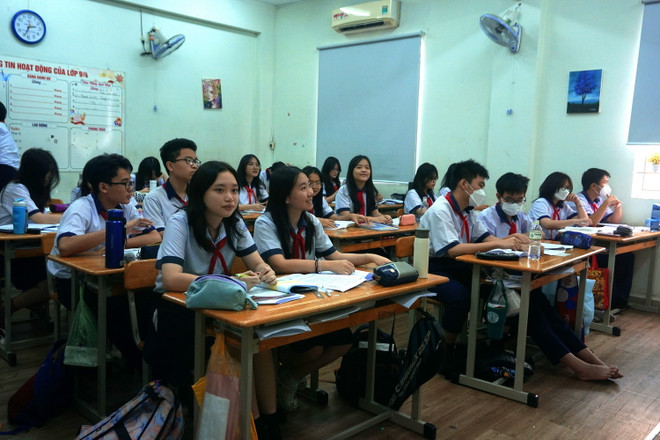 Học sinh lớp 9 Trường THCS Huỳnh Khương Ninh tăng tốc ôn thi lớp 10. (Ảnh: Thu Hoài/TTXVN) hoc sinh thi vao lop 102.jpg
