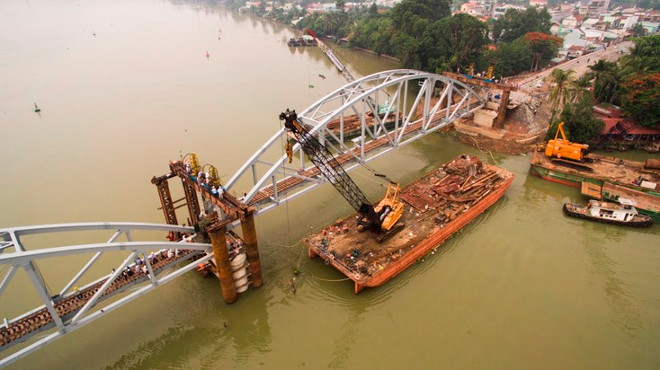 Cầu Ghềnh thi công vượt tiến độ 20 ngày, chuẩn bị thông tàu Bắc-Nam ảnh 1
