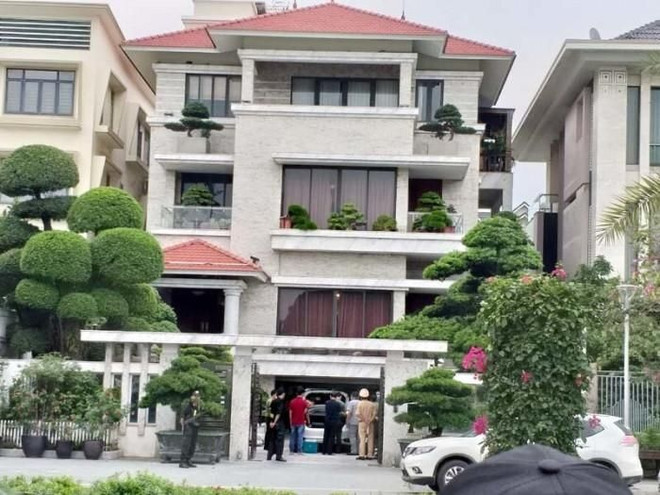 Lực lượng chức năng khám xét và bắt tạm giam nguyên Chủ tịch UBND thành phố Hạ Long Phạm Hồng Hà. (Nguồn: baogiaothong) Vụ cựu Chủ tịch TP Hạ Long bị bắt tạm giam: Khởi tố thêm ba bị can ảnh 1