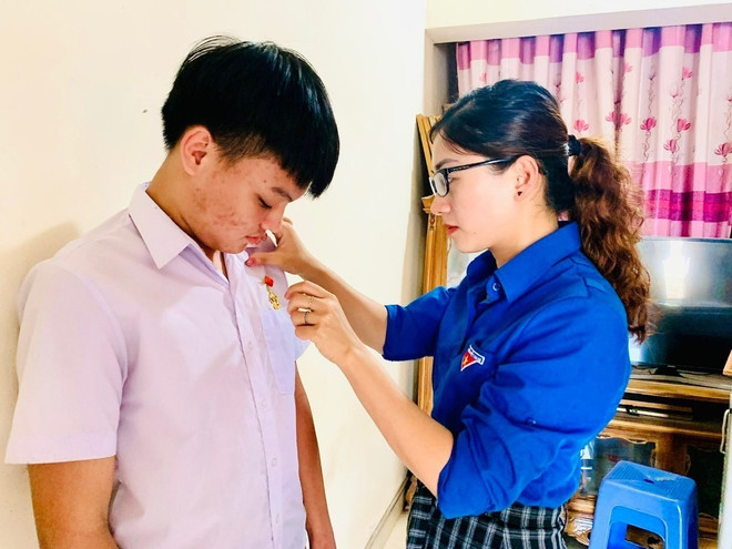 Trao tặng Huy hiệu Tuổi trẻ dũng cảm cho học sinh cứu người đuối nước ảnh 1