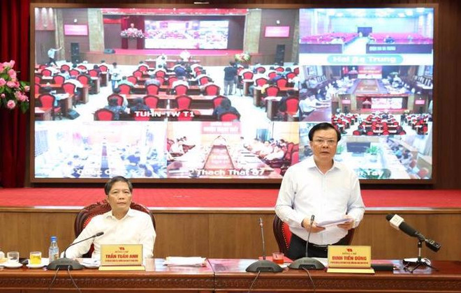 Các Ủy viên Bộ Chính trị, Trưởng ban Kinh tế Trung ương Trần Tuấn Anh và Bí thư Thành ủy Hà Nội Đinh Tiến Dũng chủ trì hội nghị.. (Nguồn: kinhtedothi) Huy động, sử dụng hiệu quả nguồn lực để Hà Nội phát triển toàn diện ảnh 1