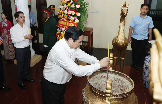 Thủ tướng Phạm Minh Chính dâng hương Chủ tịch Hồ Chí Minh ở xã Lương Tâm, huyện Long Mỹ. (Ảnh: Dương Giang/TTXVN) Thủ tướng Phạm Minh Chính thăm, làm việc tại tỉnh Hậu Giang ảnh 1