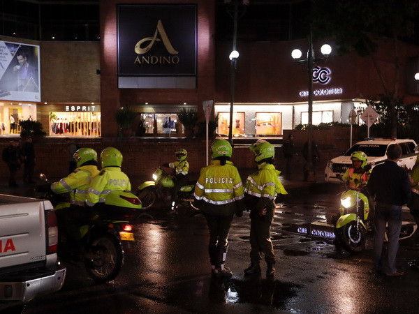 Binh sỹ Colombia tuần tra xung quanh khu vực trung tâm thương mại Andino ở Bogota. (Nguồn: EPA/TTXVN) Colombia sẽ trở thành đối tác toàn cầu đầu tiên của NATO ở Mỹ Latinh ảnh 1