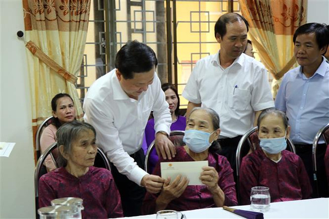 Phó Thủ tướng Lê Minh Khái tặng quà người có công với cách mạng ở Trung tâm Điều dưỡng, chăm sóc người có công tỉnh Thừa Thiên-Huế. (Ảnh: Đỗ Trưởng/TTXVN) Các hoạt động nhân kỷ niệm 75 năm ngày thương binh liệt sỹ ảnh 2