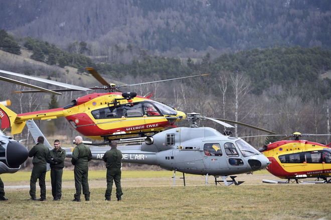 Pháp nối lại việc tìm kiếm tại khu vực rơi máy bay Airbus 320 ảnh 1