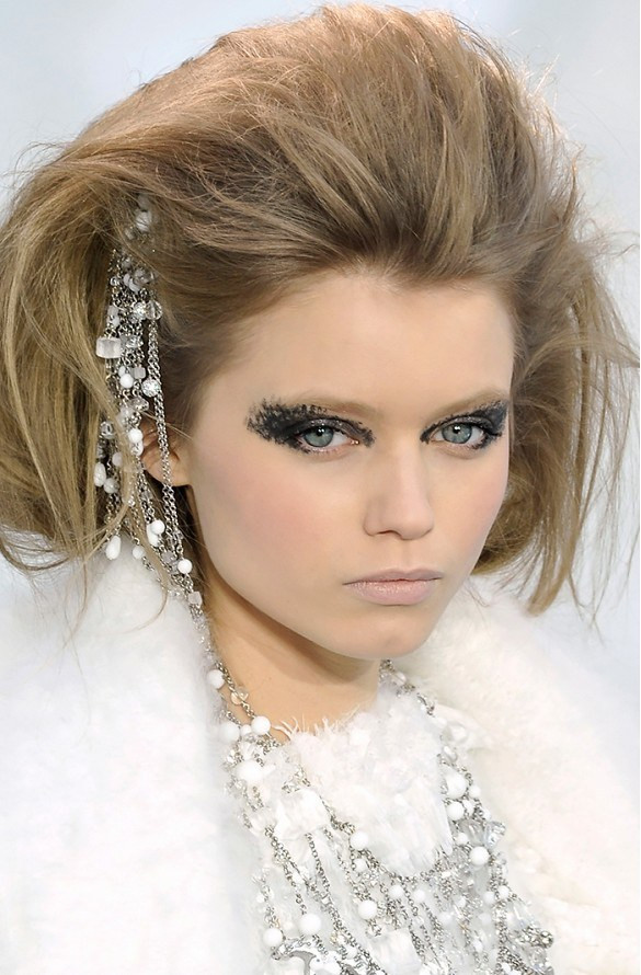 Điểm lại những kiểu trang điểm ấn tượng nhất trên sàn diễn Chanel ảnh 1