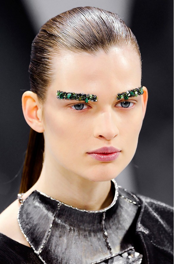 Điểm lại những kiểu trang điểm ấn tượng nhất trên sàn diễn Chanel ảnh 3