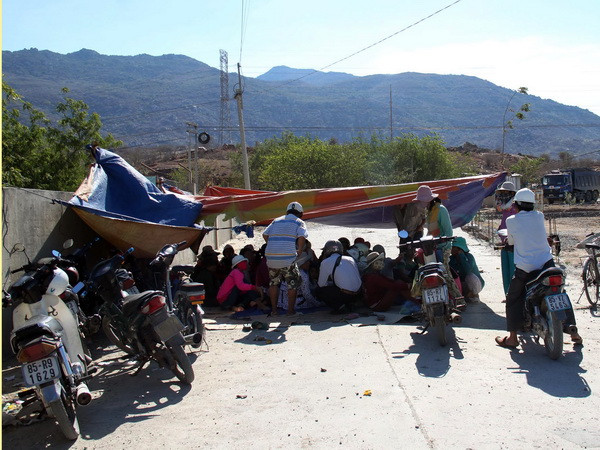 Ninh Thuận: Người dân dựng trại để ngăn chặn khai thác đá ảnh 1