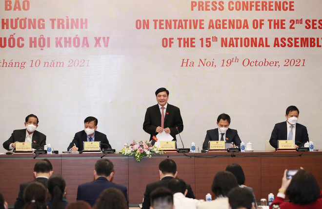 Tổng Thư ký, Chủ nhiệm Văn phòng Quốc hội Bùi Văn Cường chủ trì buổi họp báo về dự kiến Chương trình Kỳ họp thứ hai, Quốc hội khóa XV. (Ảnh: Trọng Đức/TTXVN) Quốc hội chủ động bảo đảm chất lượng và an toàn phòng chống dịch ảnh 1