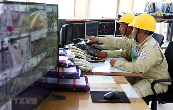 Công nhân Công ty Truyền tải Điện 4 kiểm tra kỹ thuật, vận hành trạm biến áp 500kV Tân Định. (Ảnh: Ngọc Hà/TTXVN) Các doanh nghiệp nhà nước tập trung triển khai kết quả Hội nghị TW4 ảnh 1