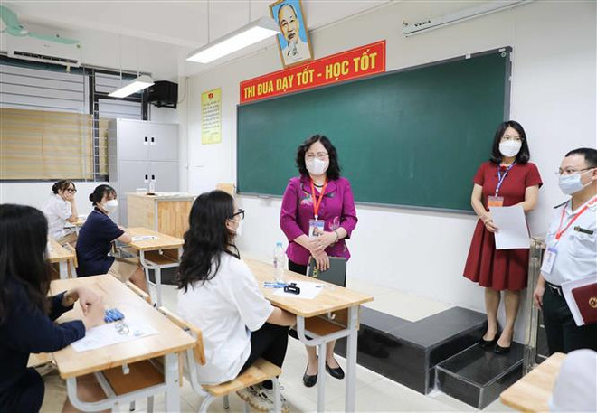 Kiểm tra công tác coi thi tại một số điểm thi của thành phố Hà Nội ảnh 1