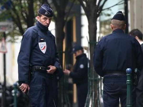 Cảnh sát Paris truy lùng tay súng bí ẩn tấn công nhà báo ảnh 1